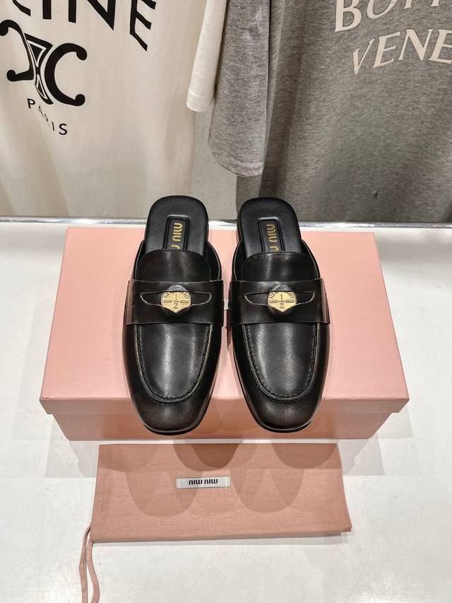 高版本出厂 Miumiu缪缪 2024Ss 早秋 大热走秀款钱币半托乐福鞋半包拖鞋 复古上脚尤为惊艳的一款闭眼入都是不会后悔 上脚非常舒服超级稳 搭配还是可咸可